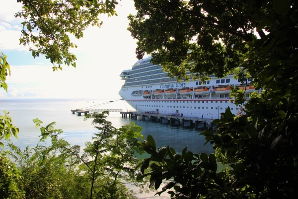 Carnival Glory на Роатане.