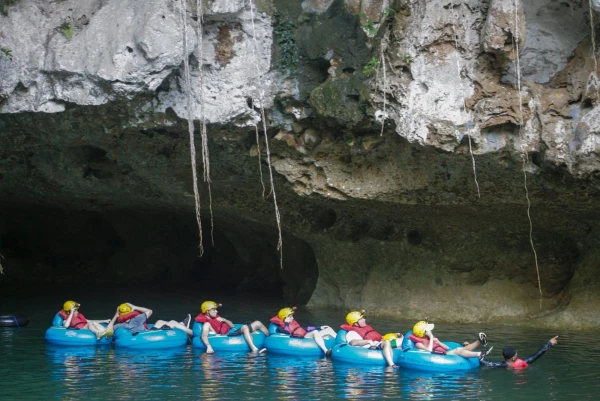 Сплав на тюбингах по реке Branch River через 3 пещеры (cave-tubing).