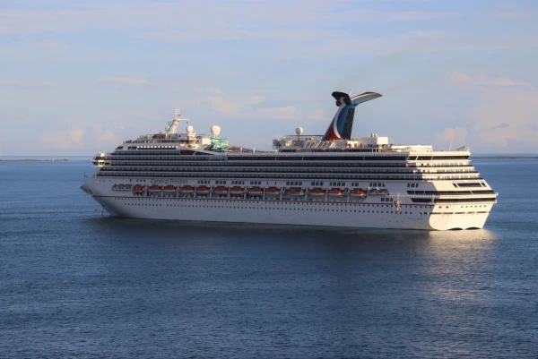 Carnival Freedom, тоже тусит у берегов Белиза.