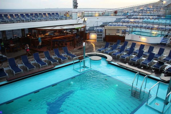 Лайнер Carnival Glory 4*. 