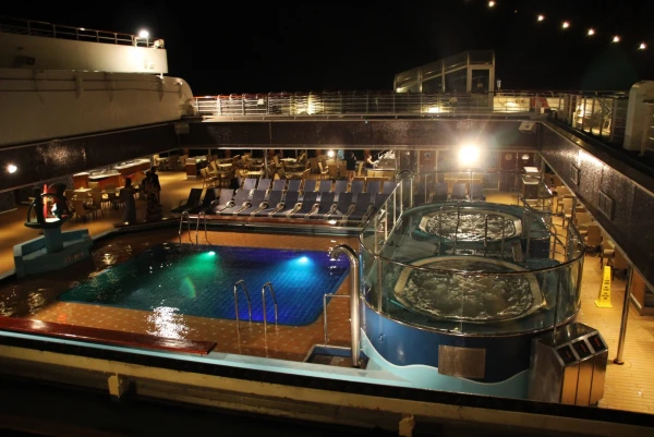 Лайнер Carnival Glory. Вечер.