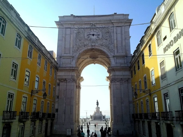 Белокаменная  Триумфальная  арка (Arco do Triunfo) 