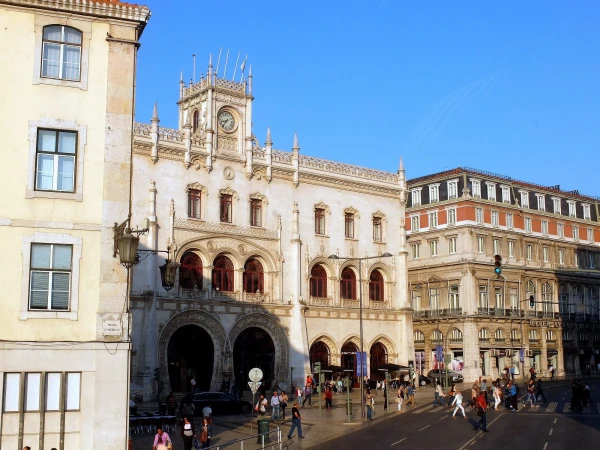 Здание вокзала Россиу (Rossio) с ажурными балюстрадами крыши