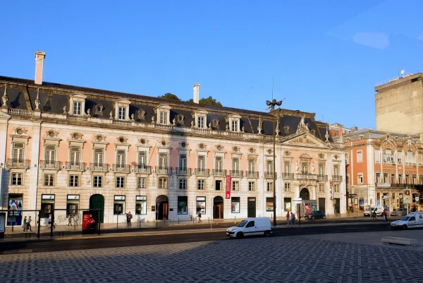 Площадь Реставраторов (Praça dos Restauradores) , слева розовый Дворец Фош (Foz Palace) 