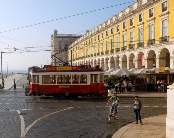Старинный лиссабонский трамвай на Площади Коммерции (Praça do Comércio)