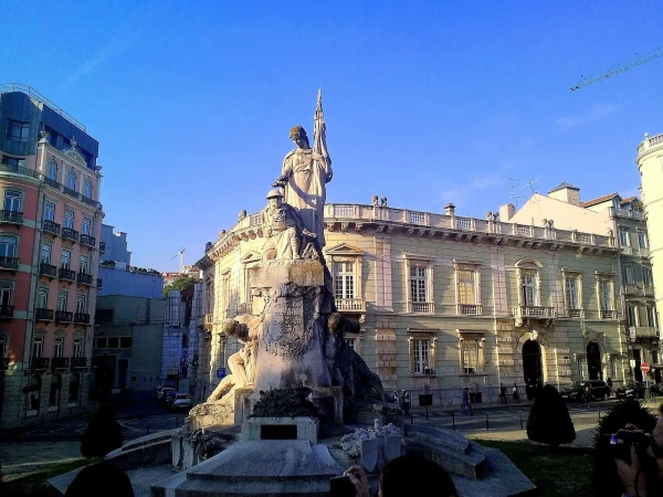 Проспект Свободы (Avenida da Liberdade), монумент Павшим в Первой мировой войне 