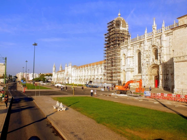 Монастырь Жеронимуш(Mosteiro dos Jerónimos)  , выдающийся готический памятник, признанный одним из семи чудес Португалии, который, безусловно, надо осматривать совсем не на ходу из автобуса… 