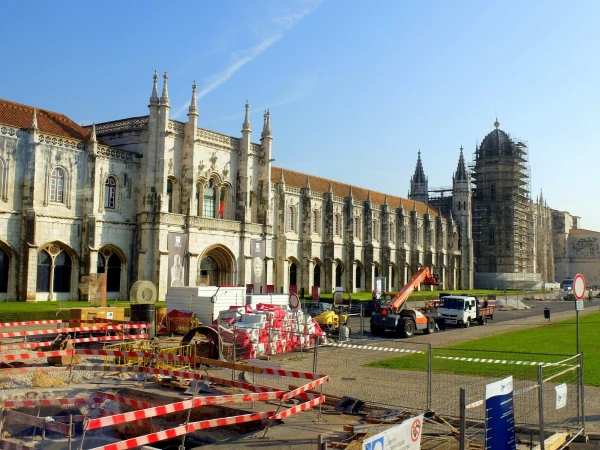 Часть парадного фасада монастыря Жеронимуш(Mosteiro dos Jerónimos)  оказалась в строительных лесах, что подпортило  впечатление