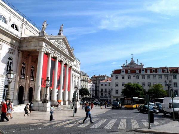 Район Байша, площадь Россиу (Rossio)  , официальное название Площадь Педру IV , слева слева национальный театр Марии II 
