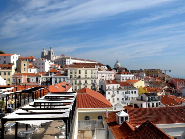 Виды на дома района Алфама со смотровой  площадки  Miradouro Portas do Sol 