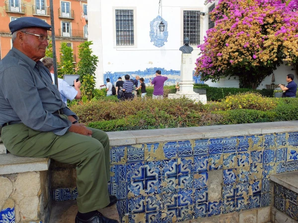 Рядом с Храмом смотровая  площадка Санта Лузия (Miradouro de Santa Luzia)
