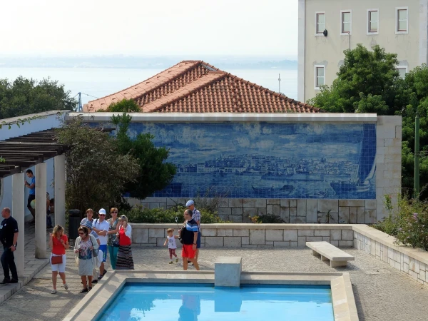Зона отдыха на смотровой площадке Санта Лузия (Miradouro de Santa Luzia). Кстати, слева есть лифт, на котором можно спуститься с холма! 