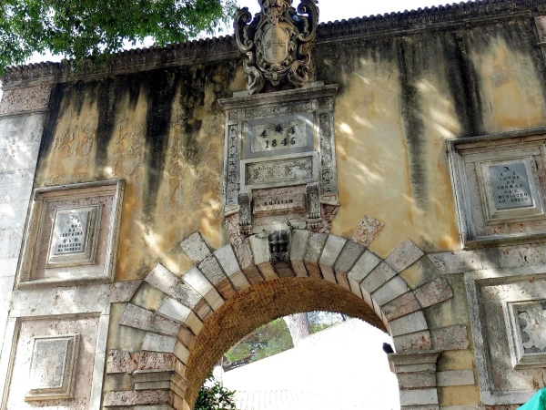 Вход в крепость Святого Георгия (Castelo de Sao Jorge) 