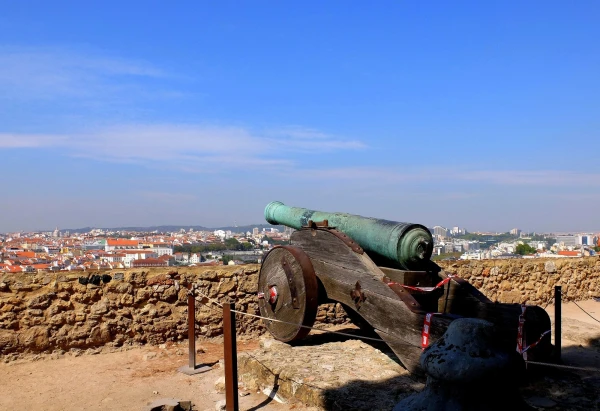 На территории  крепости Святого Георгия (Castelo de Sao Jorge) 