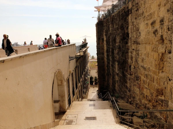 Лестница (спуск к набережной)  между смотровой  площадкой Miradouro Portas do Sol и церковью Мальтийского ордена 