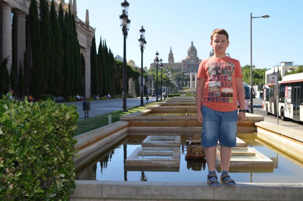 На проспекте Королевы Марии-Кристины (Avinguda de la Reina Maria Cristina) на фоне Национальногой музея искусства Каталонии 