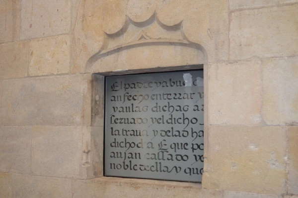 Молитвы на окнах во Дворце Наместника (Palau de Lloctinent)