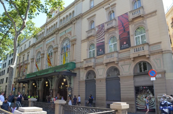На Рамбле. Театр Лисео (Teatrе del Liceu)