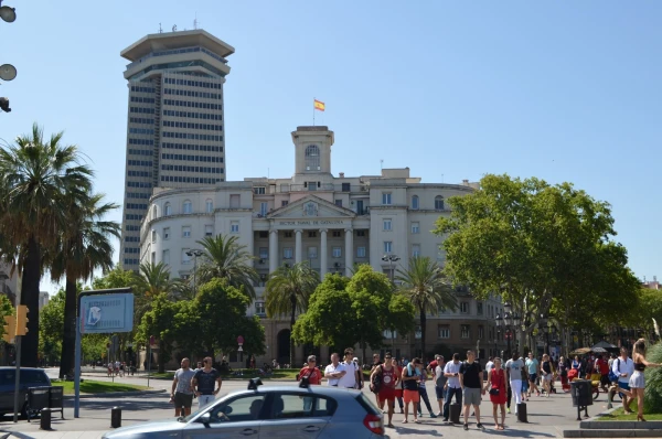 Площадь Порталь-де-ла-Пау (Plasa del Portal de la Pau). Штаб ВМФ Испании в Каталонии