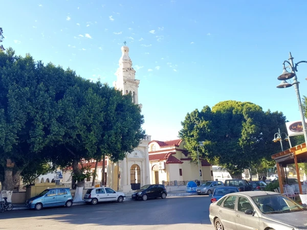 на главной площади церковь Девы Марии