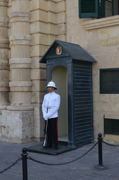 Почетный караул у Дворца Великого магистра (the Grandmaster`s Palace)