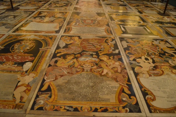 В Соборе Святого Иоанна Крестителя (St.John`s Co-Cathedral&amp;Museum). Мраморный пол