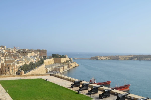Вид на Grand Harbor из Верхних садов Баракка 