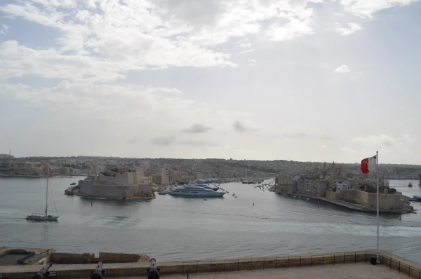 Вид на архитектурный комплекс Коттонера (Cottonera) или «Три города» из Верхних садов Баракка 