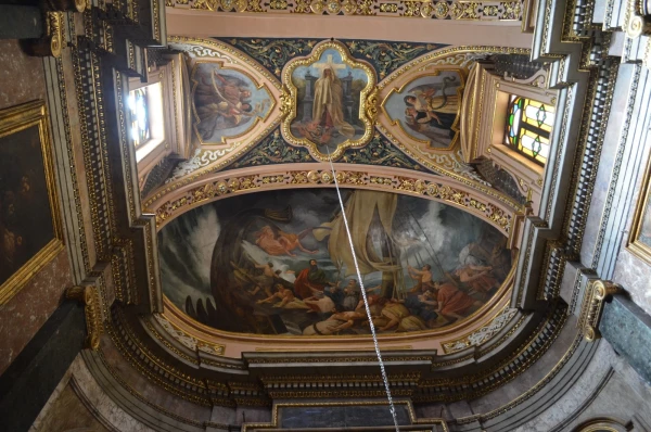В Церкви Кораблекрушения святого Павла (Collegiate Church of St. Paul’s Shipwreck)