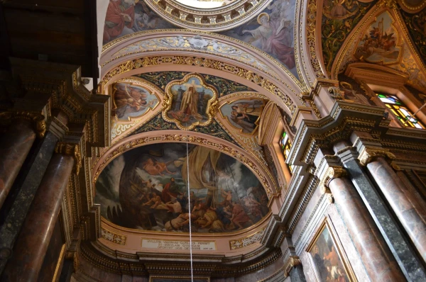 В Церкви Кораблекрушения святого Павла (Collegiate Church of St. Paul’s Shipwreck)
