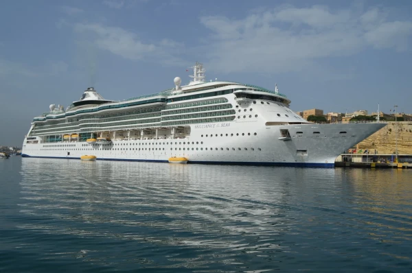 Круизный лайнер "Brilliance of the seas"  в порту Валетты