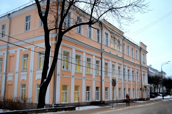 Здание Детской художественной школы (Бывший Дом губернатора - памятник архитектуры 19 века)