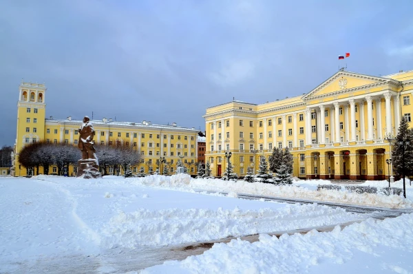 На площади Ленина. Памятник В.И. Ленину и здание Администрации Смоленской области
