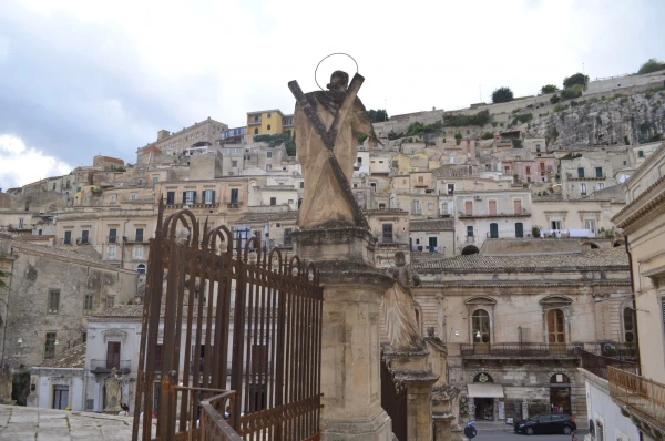 Фигура одного из апостолов у Церкви Святого Петра (Duomo Di San Pietro)