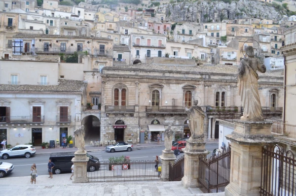 Вид на город с лестницы у Церкви Святого Петра (Duomo Di San Pietro)