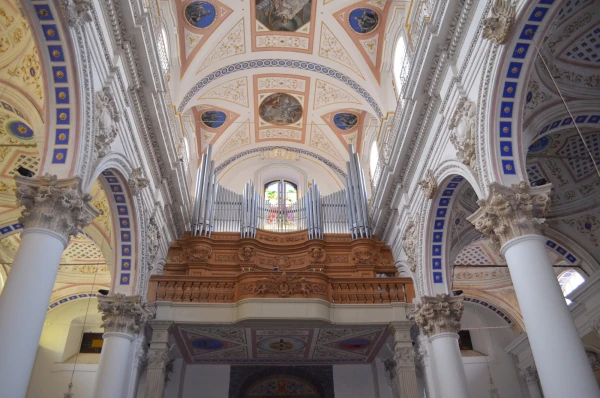 В Церкви Святого Петра (Duomo Di San Pietro). Старинный орган