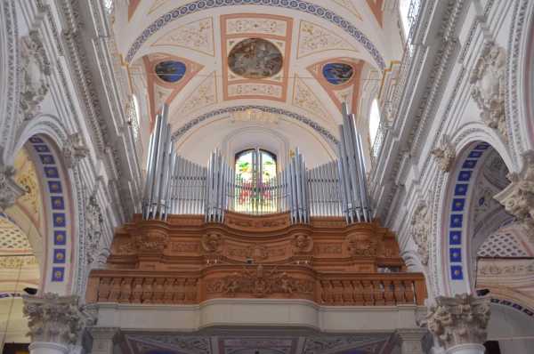 В Церкви Святого Петра (Duomo Di San Pietro). Старинный орган