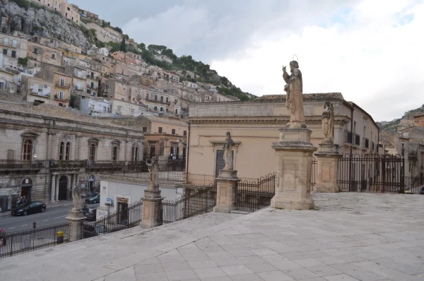 Фигуры апостолов на лестнице, ведущей к Церкви Святого Петра (Duomo Di San Pietro)