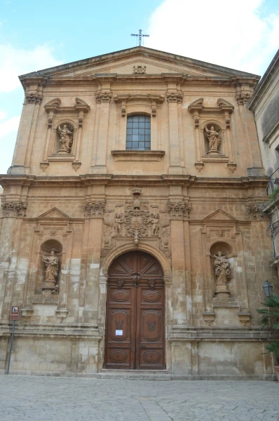 На площади Piazza Matteotti. Церковь Кармелитов (Chiesa del Carmine) 13 века
