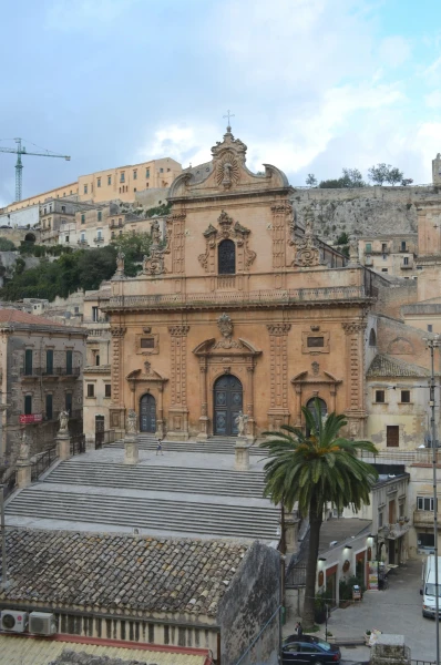 Вид на Церковь Святого Петра (Duomo Di San Pietro)