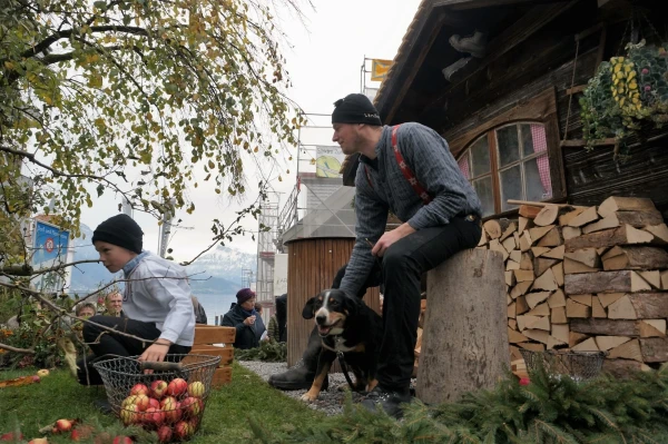 Мальчишка раздаёт яблоки