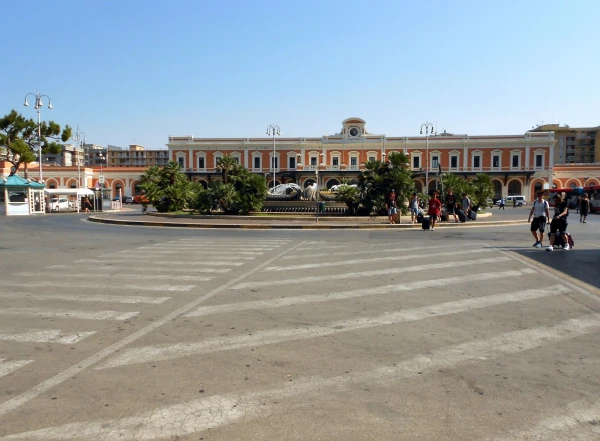 Бари Чентрале - главный ж/д вокзал города