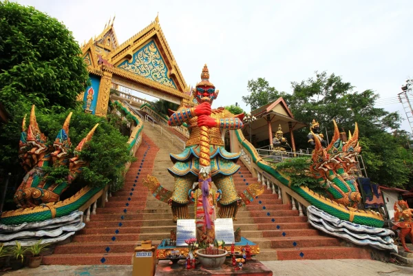 Храм-монастырь  Кхао Ранг (Wat Khao Rang), расположенный в начале склона горы Ранг