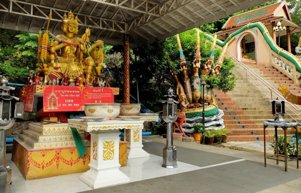 Храм-монастырь  Кхао Ранг (Wat Khao Rang), место не туристическое, но не менее интересное и самобытное 