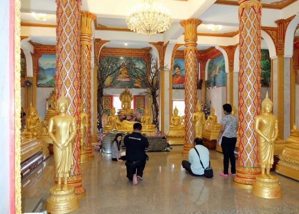 В храмовом комплексе Ват Чалонг (Wat Chalong)