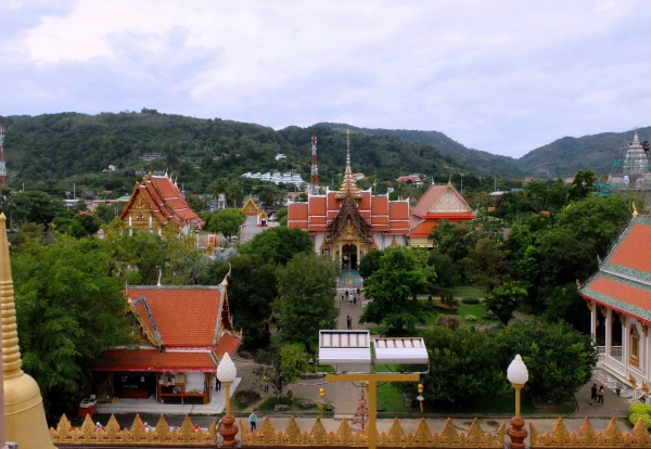 Храмовый комплекс Ват Чалонг (Wat Chalong), самый крупный и самый  посещаемый  на острове 