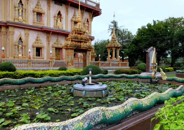 На территории храма Ват Чалонг (Wat Chalong)