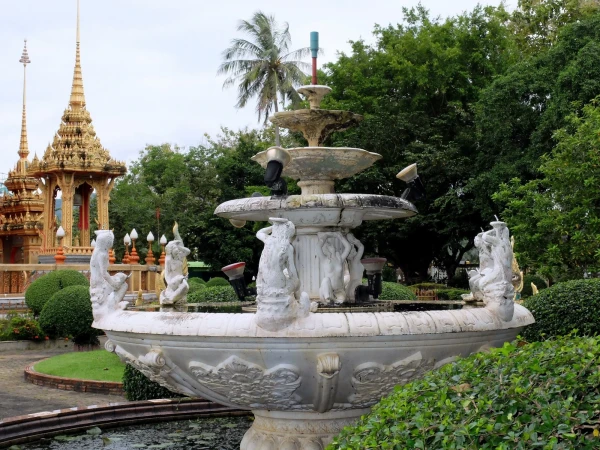 На территории храма Ват Чалонг (Wat Chalong)