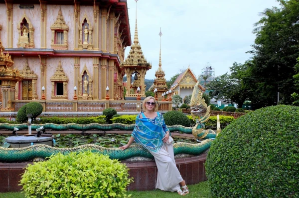 На территории храма Ват Чалонг (Wat Chalong)