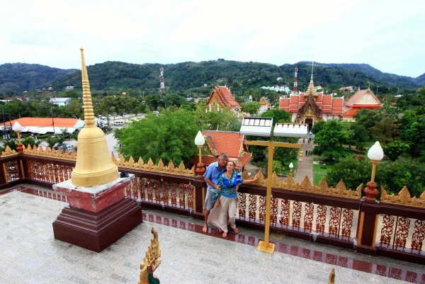 В храмовом комплексе Ват Чалонг (Wat Chalong)
